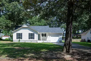 103 Carriage Hills Ct, Richlands, NC 28574 - Photo 2