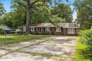 402 5th St, Bladenboro, NC 28320 - Photo 2