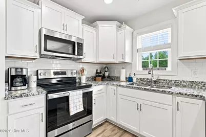 273 W Broughton Lane, Rocky Point, NC 28457 - Photo 8