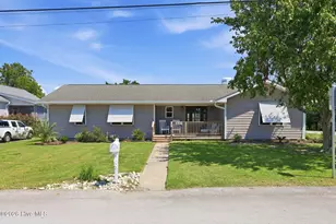 602 W Broad St, Swansboro, NC 28584 - Photo 1