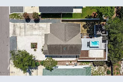 127 NE 15th St, Oak Island, NC 28465 - Photo 2