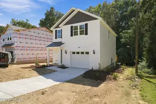 215 E Moore St, Robbins, NC 27325 - Photo 2
