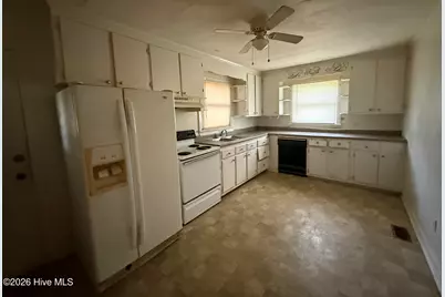 217 N Edgewood Avenue, Williamston, NC 27892 - Photo 6