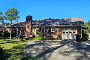 105 Lake Dr, Clinton, NC 28328 - Photo 2
