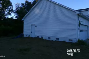 104 Goldie Ln, Beulaville, NC 28518 - Photo 4