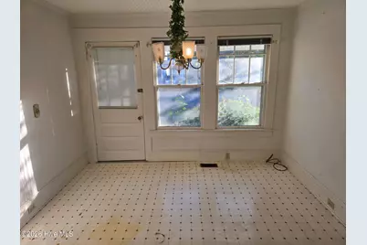 201 N Southerland Street, Mount Olive, NC 28365 - Photo 6