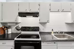 534 E Waldburg St, Savannah, GA - Photo 14