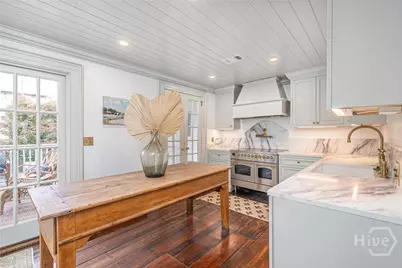 110 W Taylor Street, Savannah, GA 31401 - Photo 8