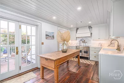 110 W Taylor Street, Savannah, GA 31401 - Photo 10