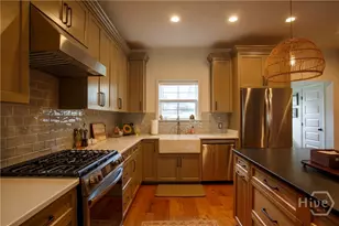 919 E Waldburg St, Savannah, GA 31401 - Photo 10