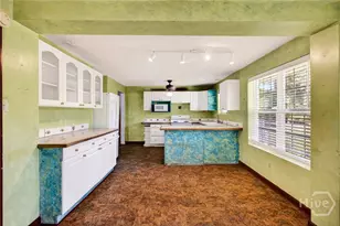 219 E Point Dr, Savannah, GA 31410 - Photo 12
