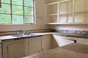 1110 W 49th St, Savannah, GA 31401 - Photo 6