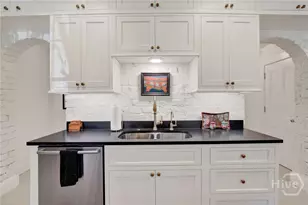 224 E Jones Ln, Savannah, GA 31401 - Photo 12
