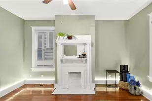 534 E Waldburg St, Savannah, GA 31401 - Photo 8