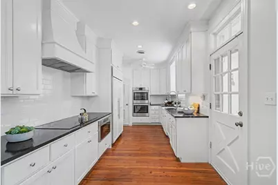 25 W Perry Street, Savannah, GA 31401 - Photo 16