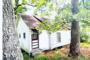 422 E Poplar St, Bladenboro, NC 28320 - Photo 1