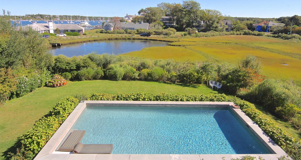 93 S Water St, Marthas Vineyard, MA 02539