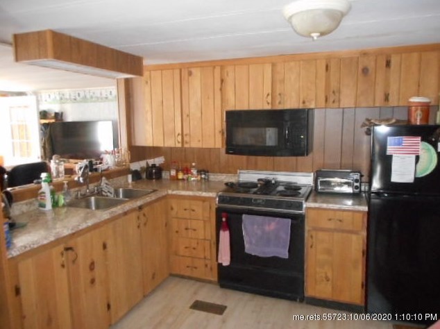 632 Main Rd, Burlington, ME 04417-3530