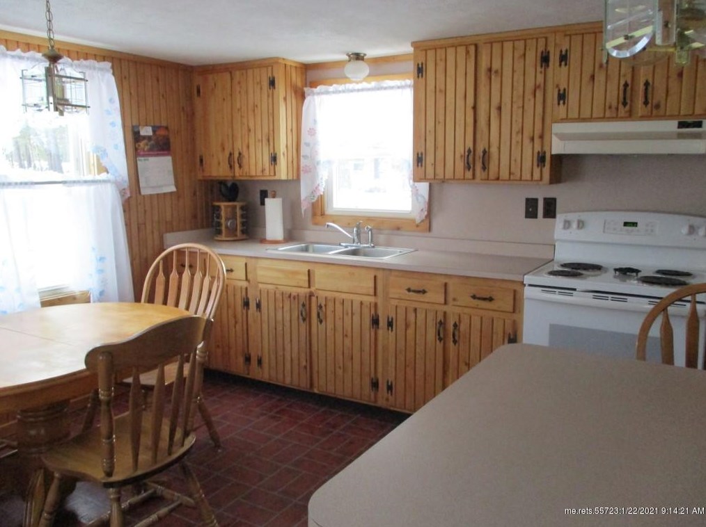 92 Fish St, Leeds, ME 04263-3223