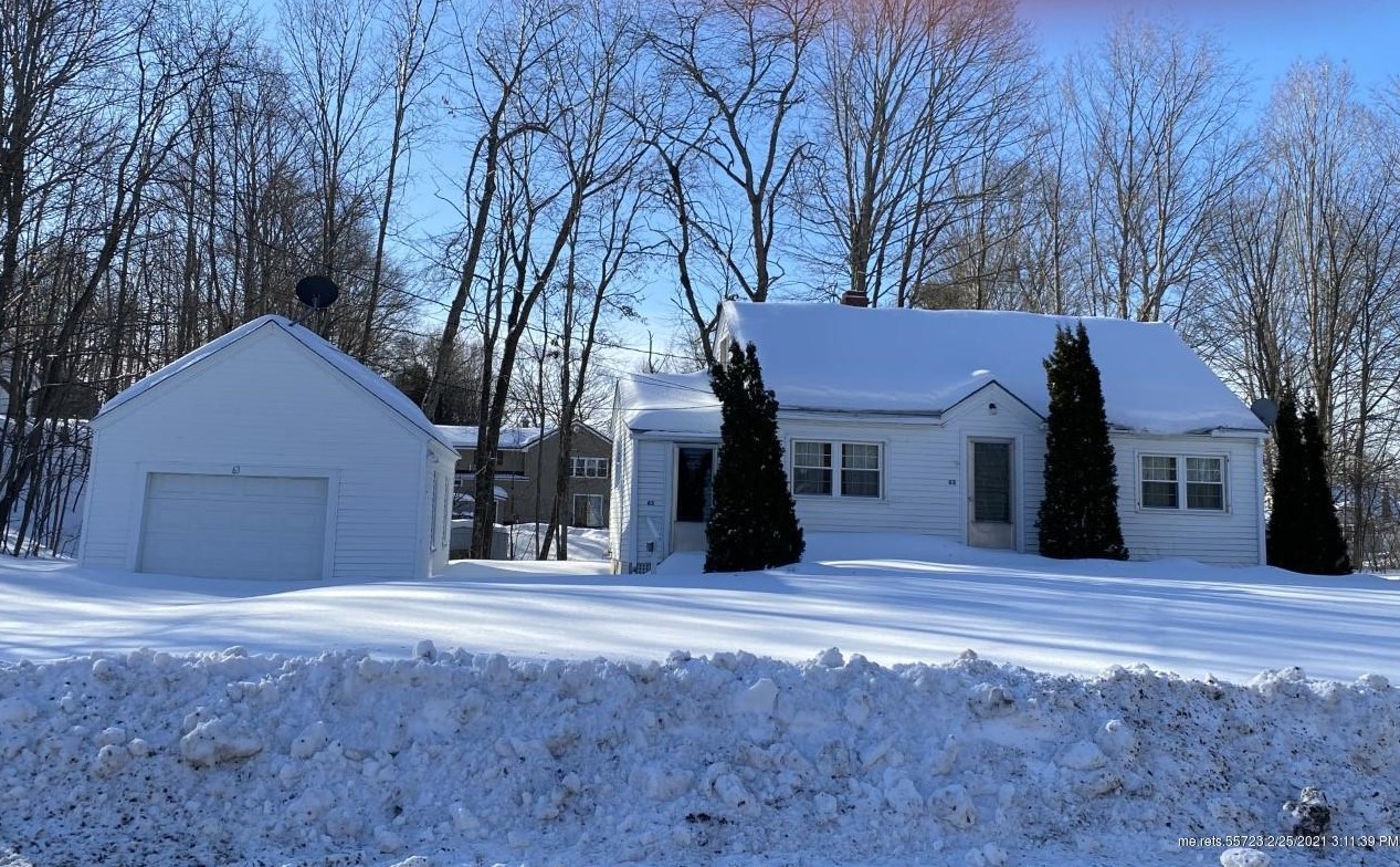 63 Park St, Houlton, ME 04730-2422