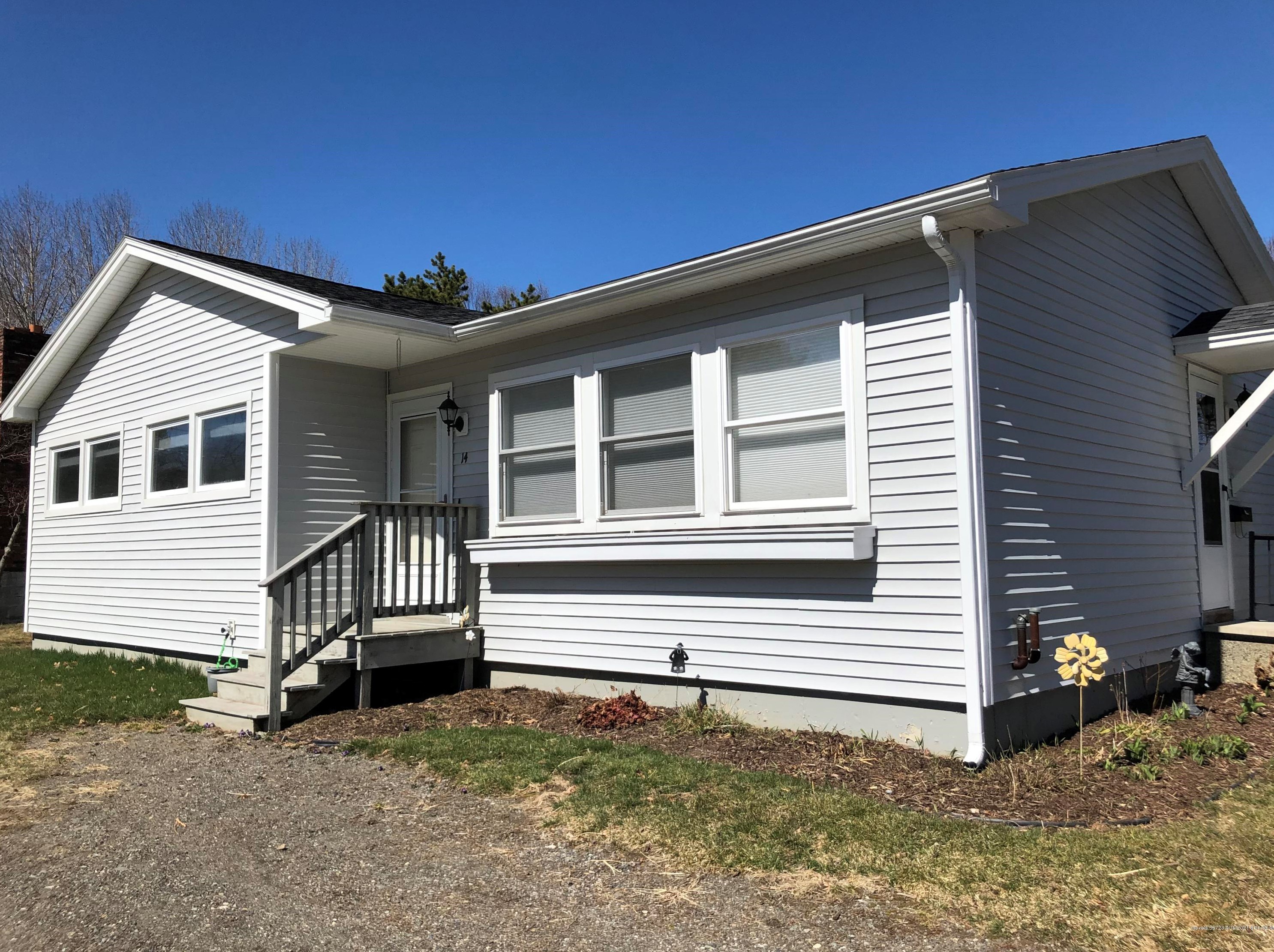 14 Sunset Dr, Orono, ME 04473