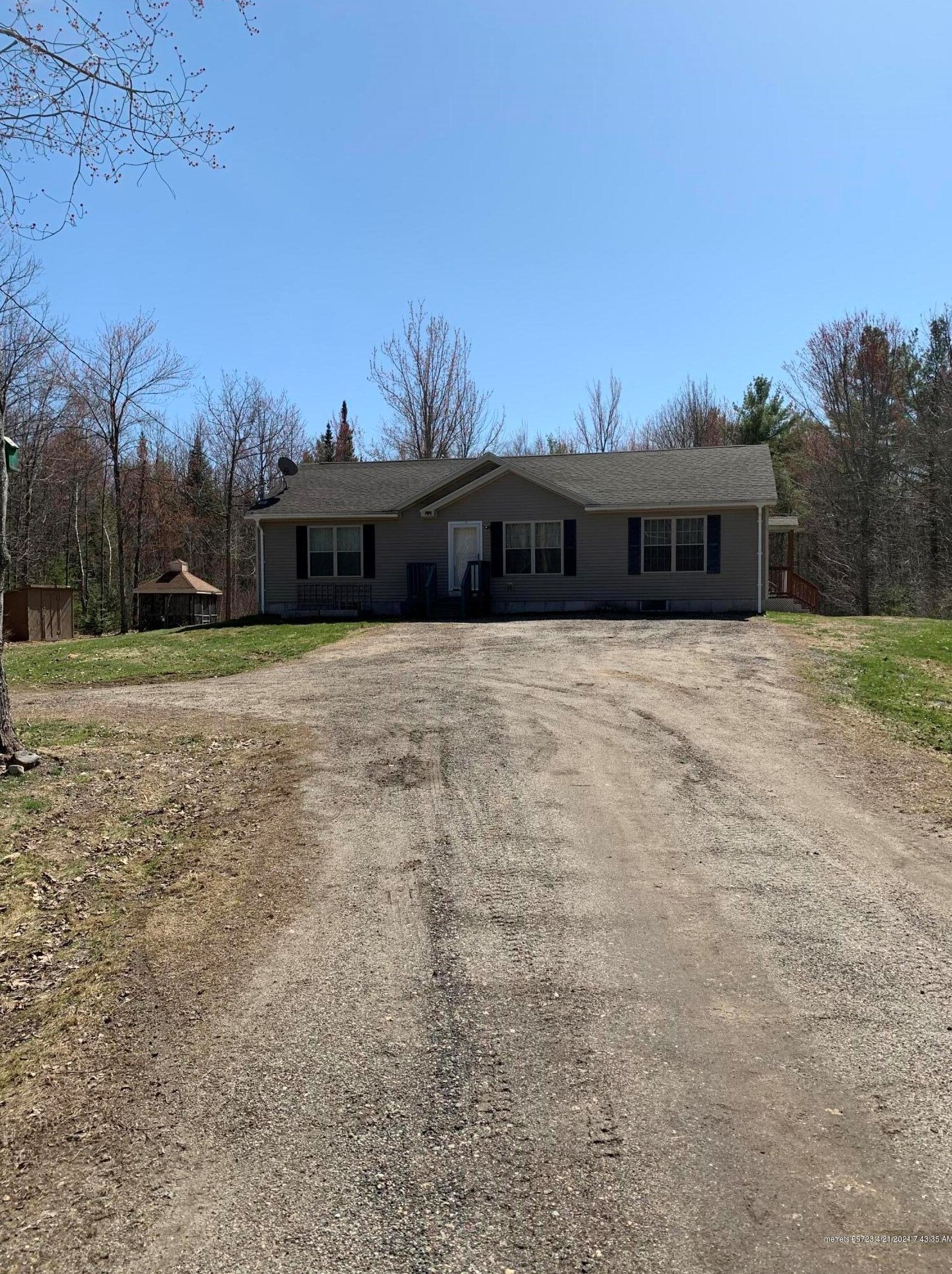 39 Woods Rd, Wales, ME 04280