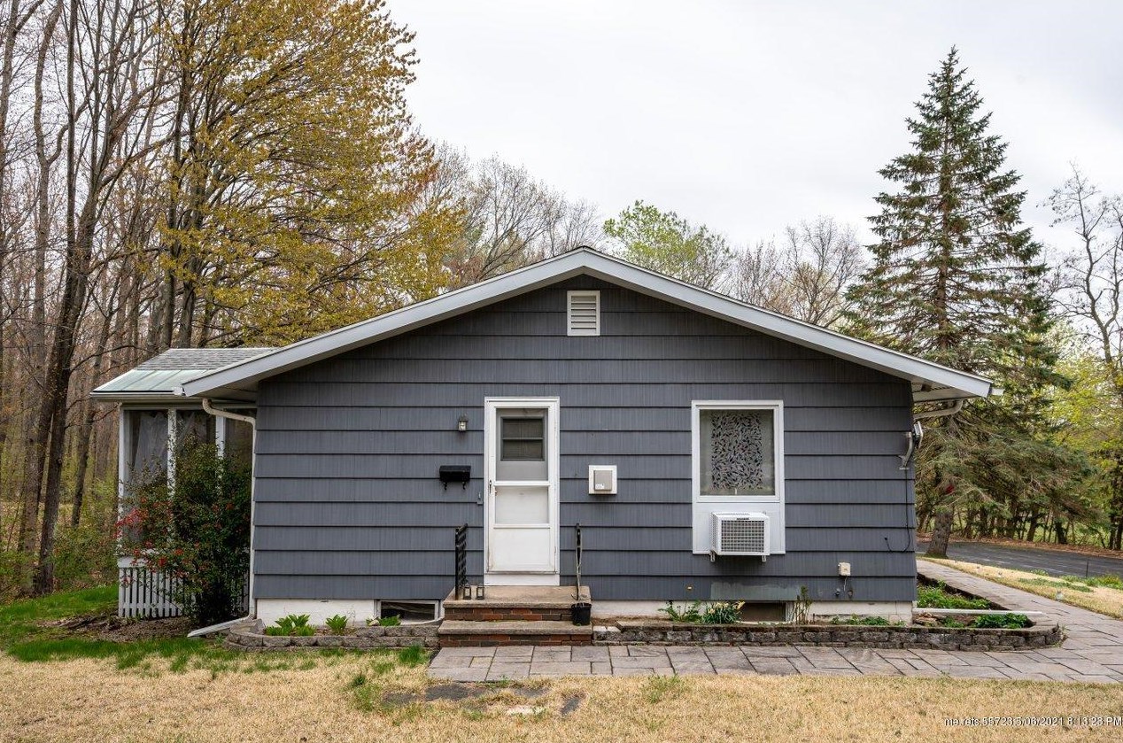 8 Benoit St, Sanford ME 04073-2046 exterior