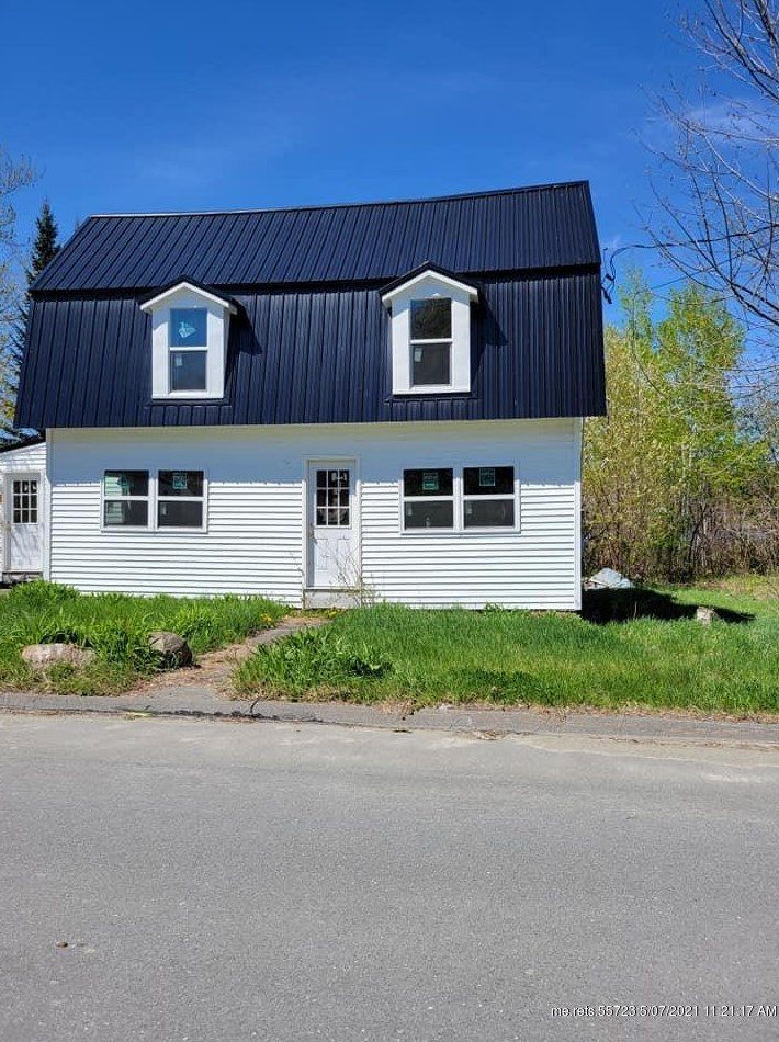 74 Maple St, Madison, ME 04950 exterior