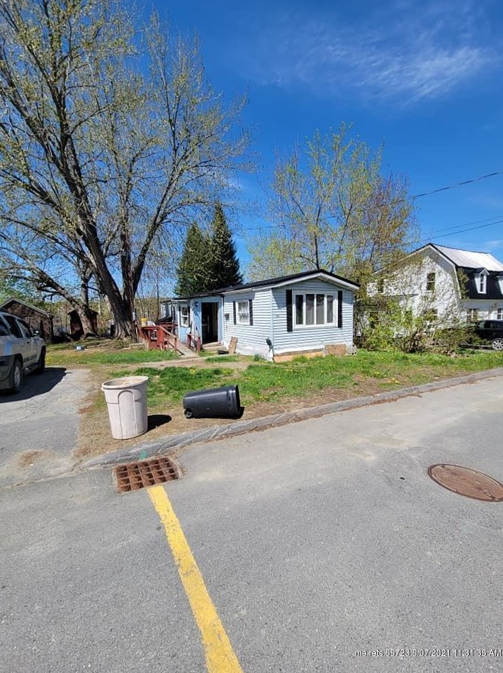 70 Maple St, Madison ME  04950-1238 exterior