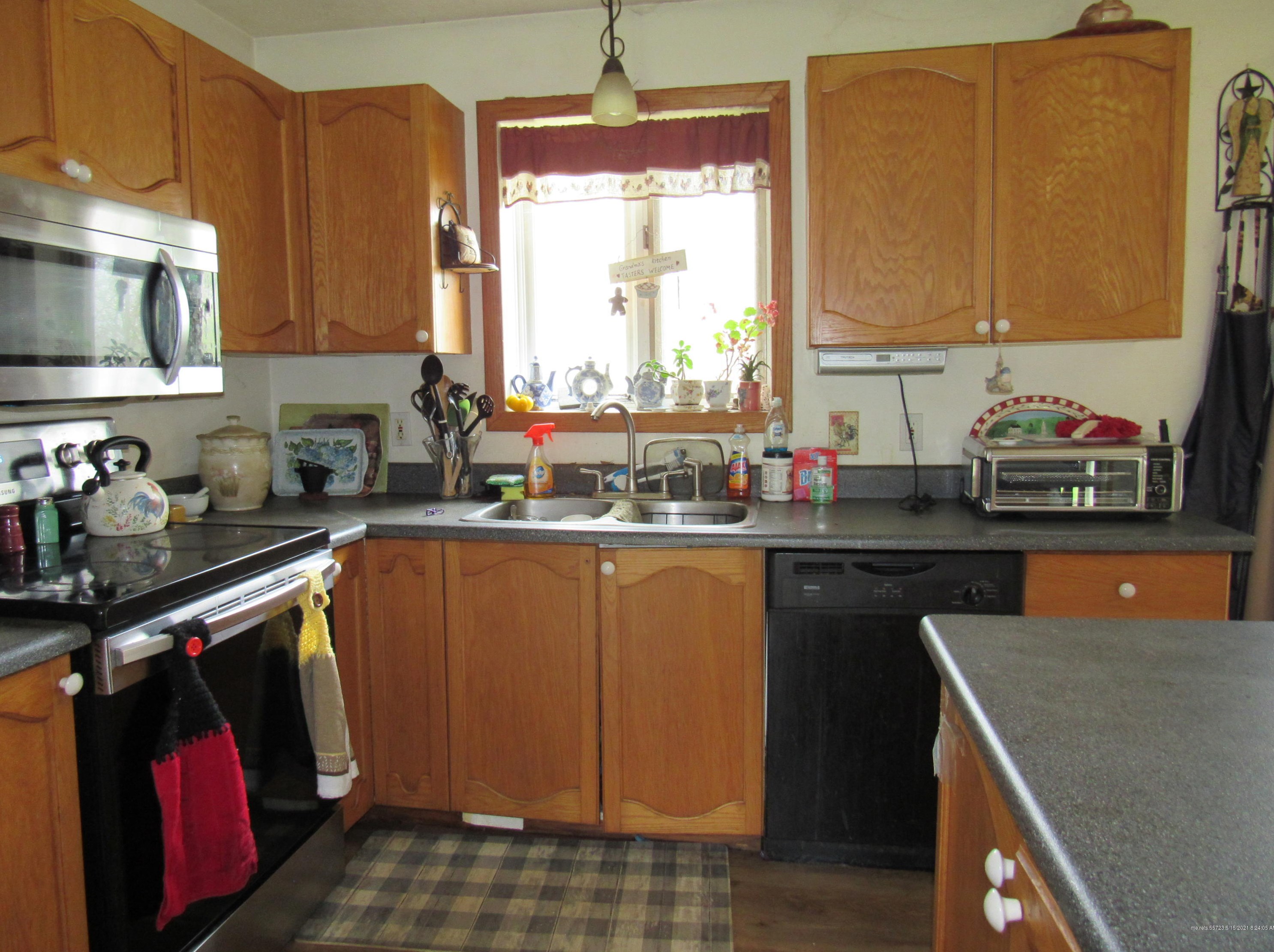 86 Oak St, Milford, ME 04461