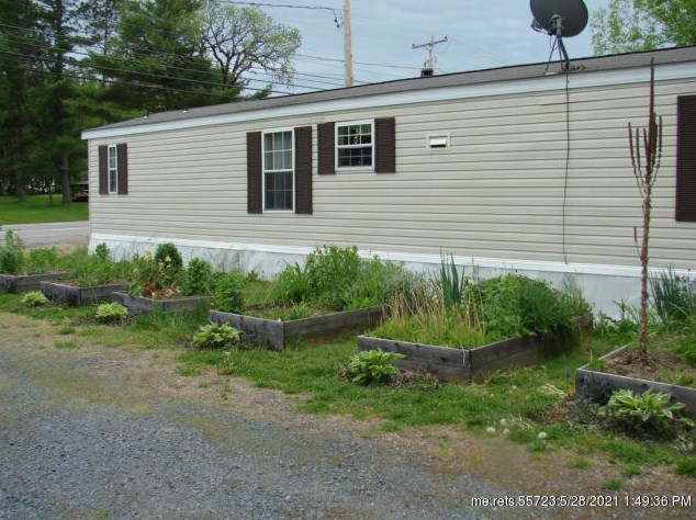 282 Main St, Madison ME  04950-4207 exterior