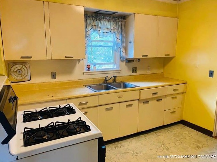 2 Old Orchard Dr, Bangor, ME 04401-2333