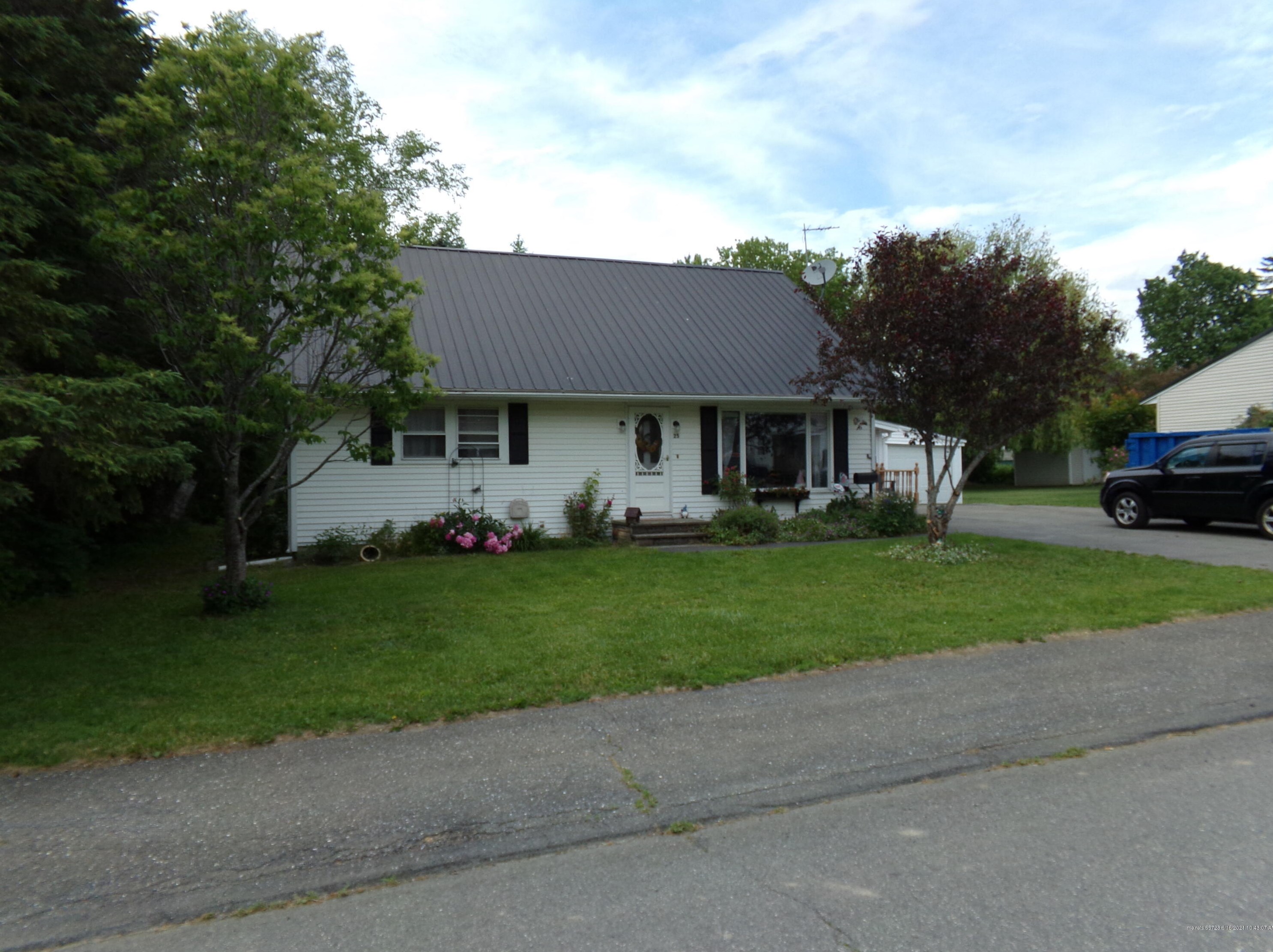 25 Pleasant St, Presque Isle, ME 04769