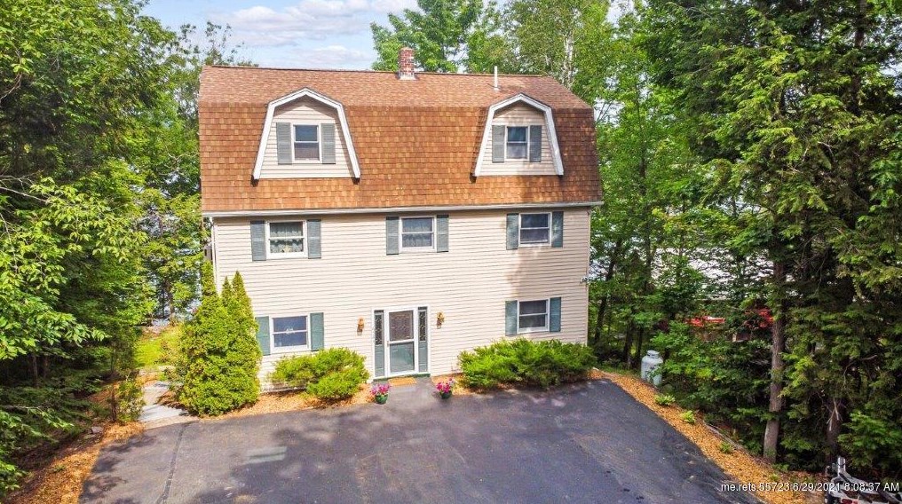 642 Memorial Dr, Winthrop, ME 04364