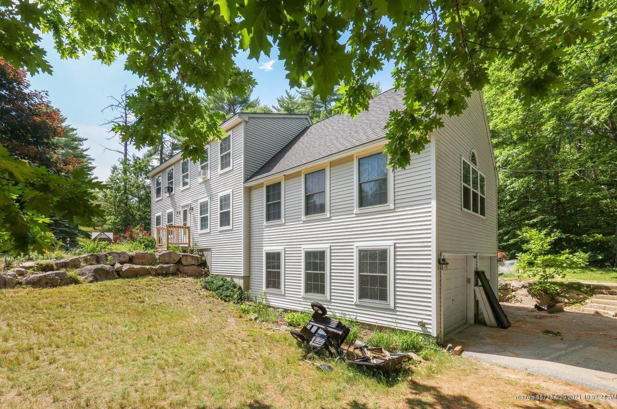 9 Monroe Dr, Naples, ME 04055