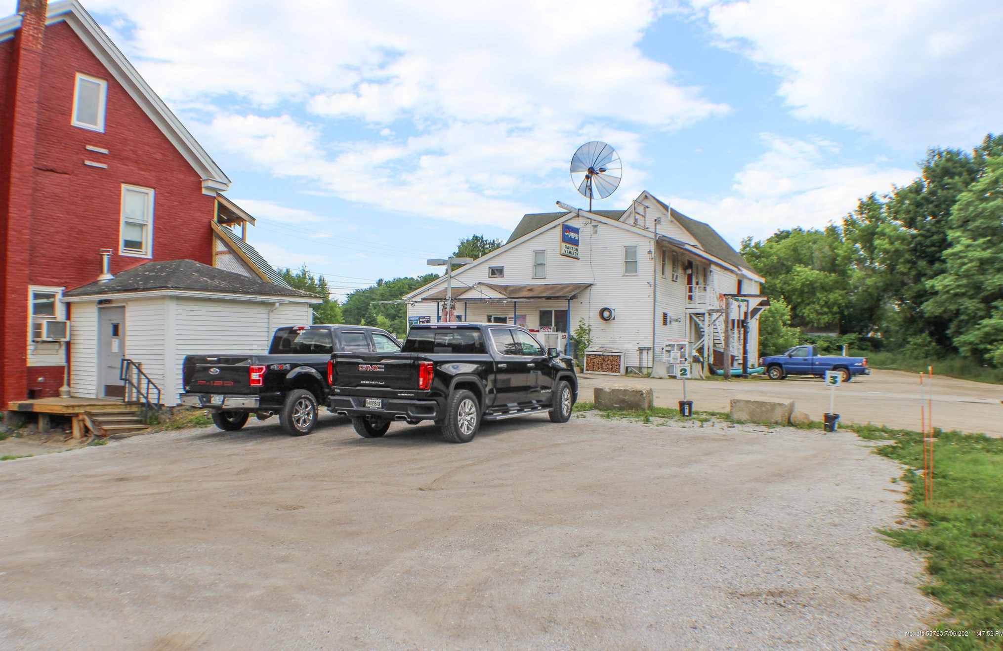 13 Main St, Canton, ME 04221