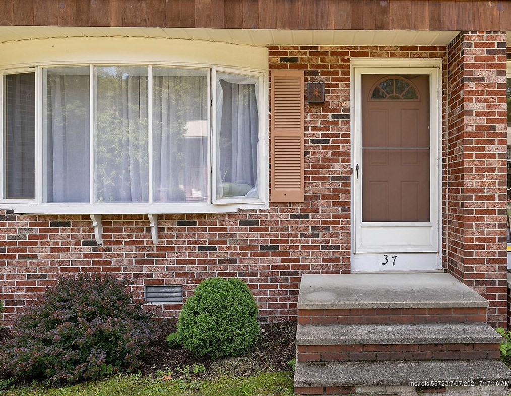 37 Villa Rd, Westbrook, ME 04092-3648