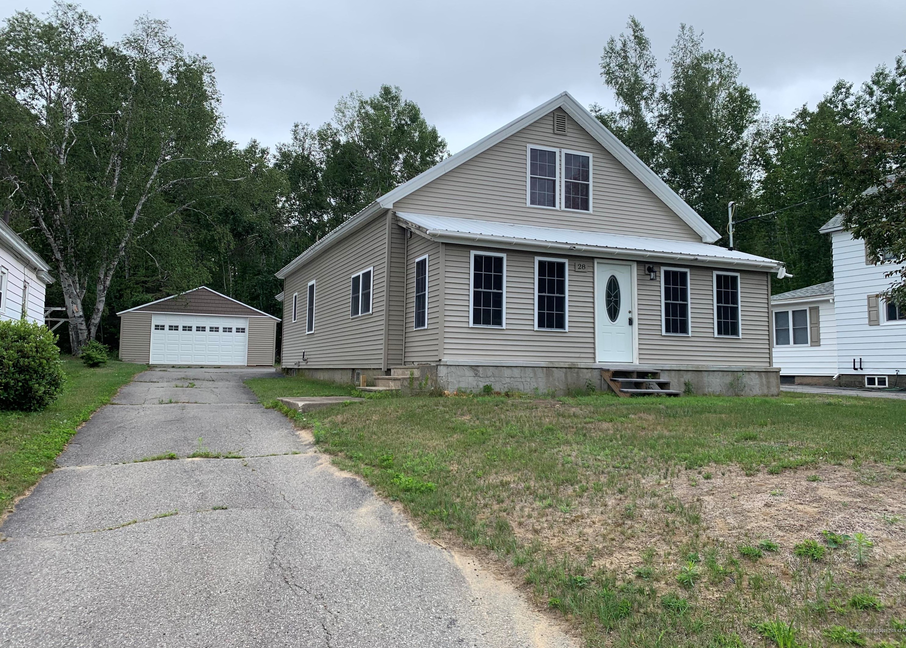 28 Wassau St, Millinocket, ME 04462
