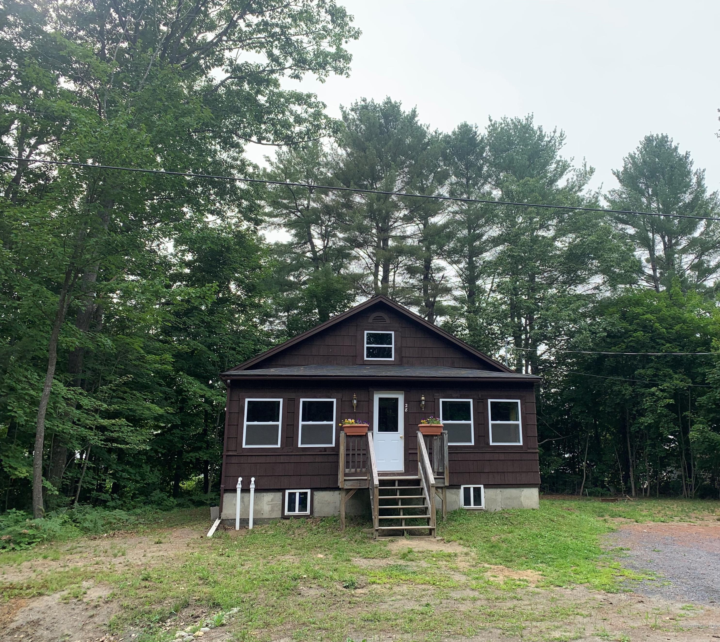 28 Winter St, Madison, ME 04950-1414