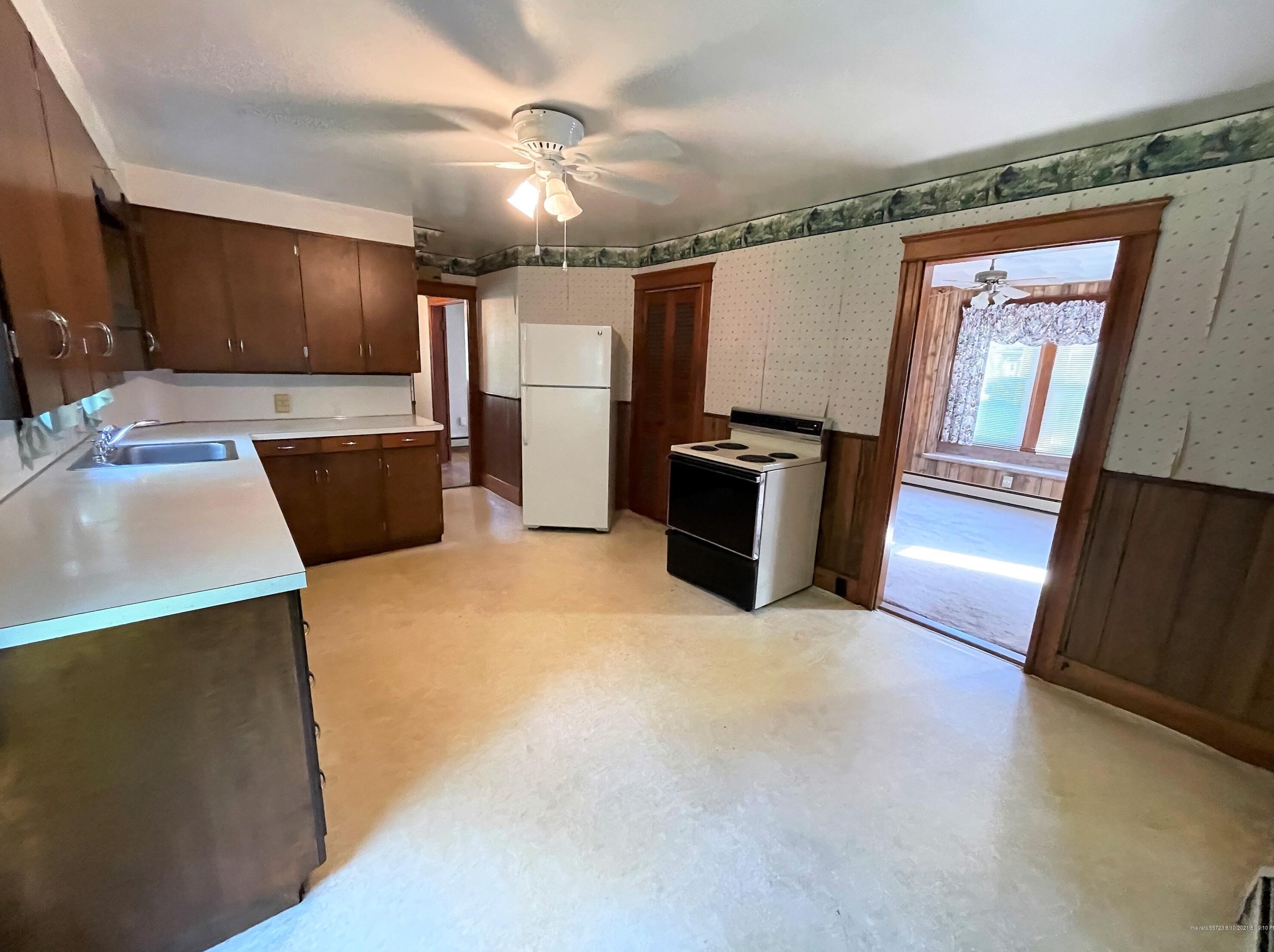 91 Pleasant St, Westbrook ME  04092-4028 exterior