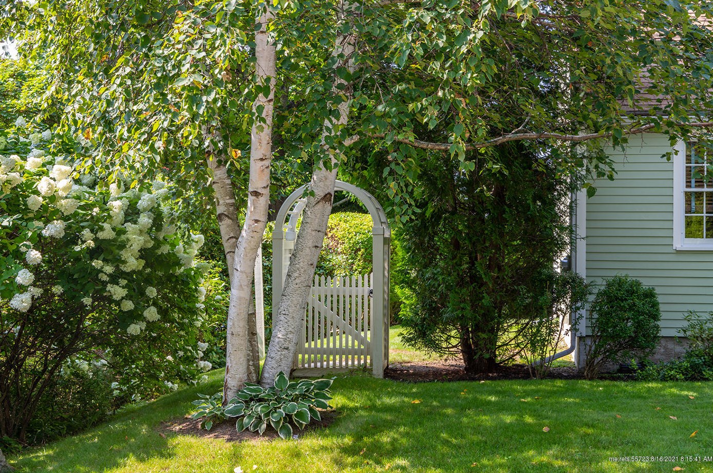 34 Megunticook St, Camden, ME 04843