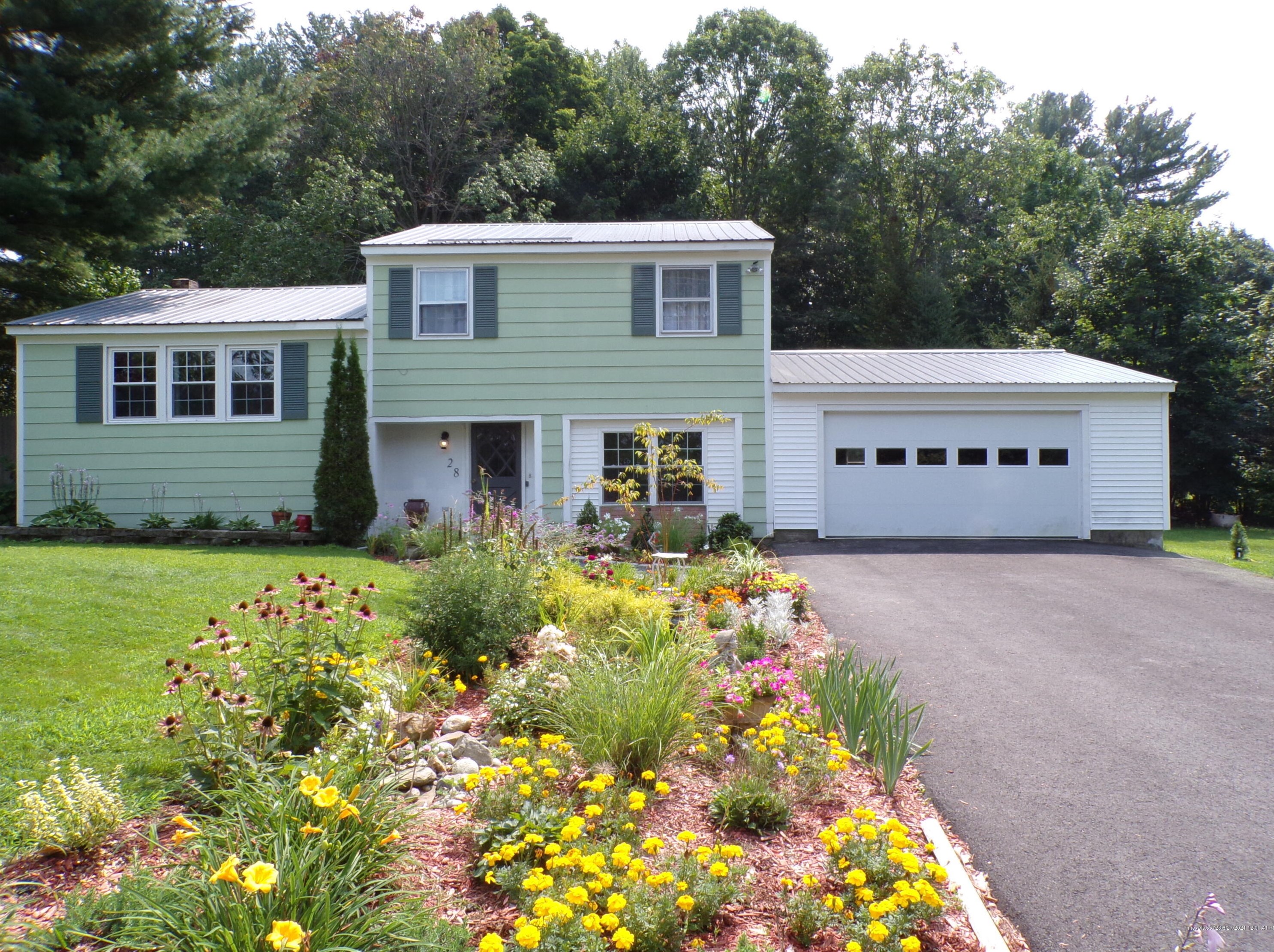 28 Sherwood Dr, Augusta, ME 04330