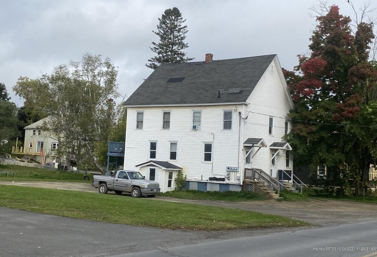 21 Sugarloaf St, Houlton, ME 04730-1689