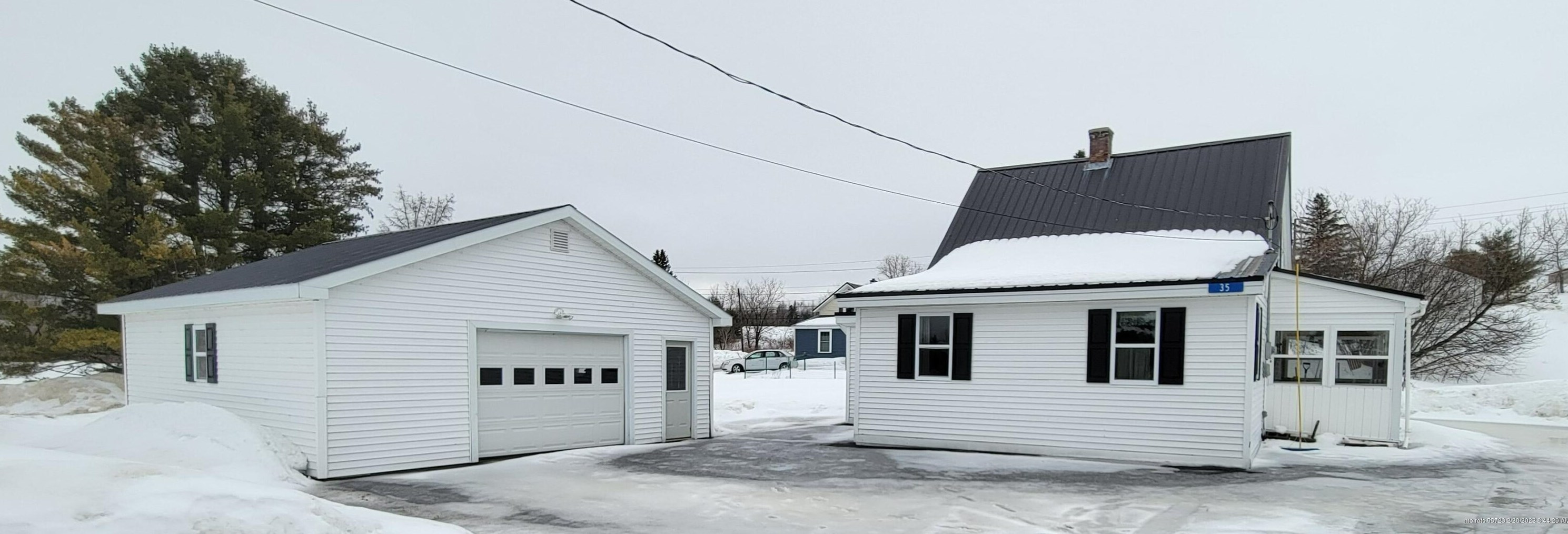 35 Montgomery St, Limestone, ME 04750-1352