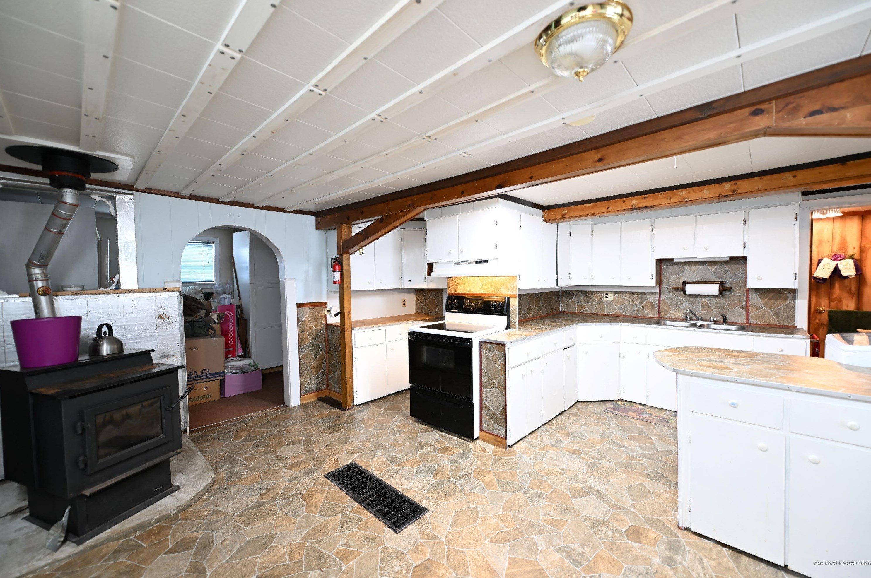 27 Montgomery St, Limestone, ME 04750-1352