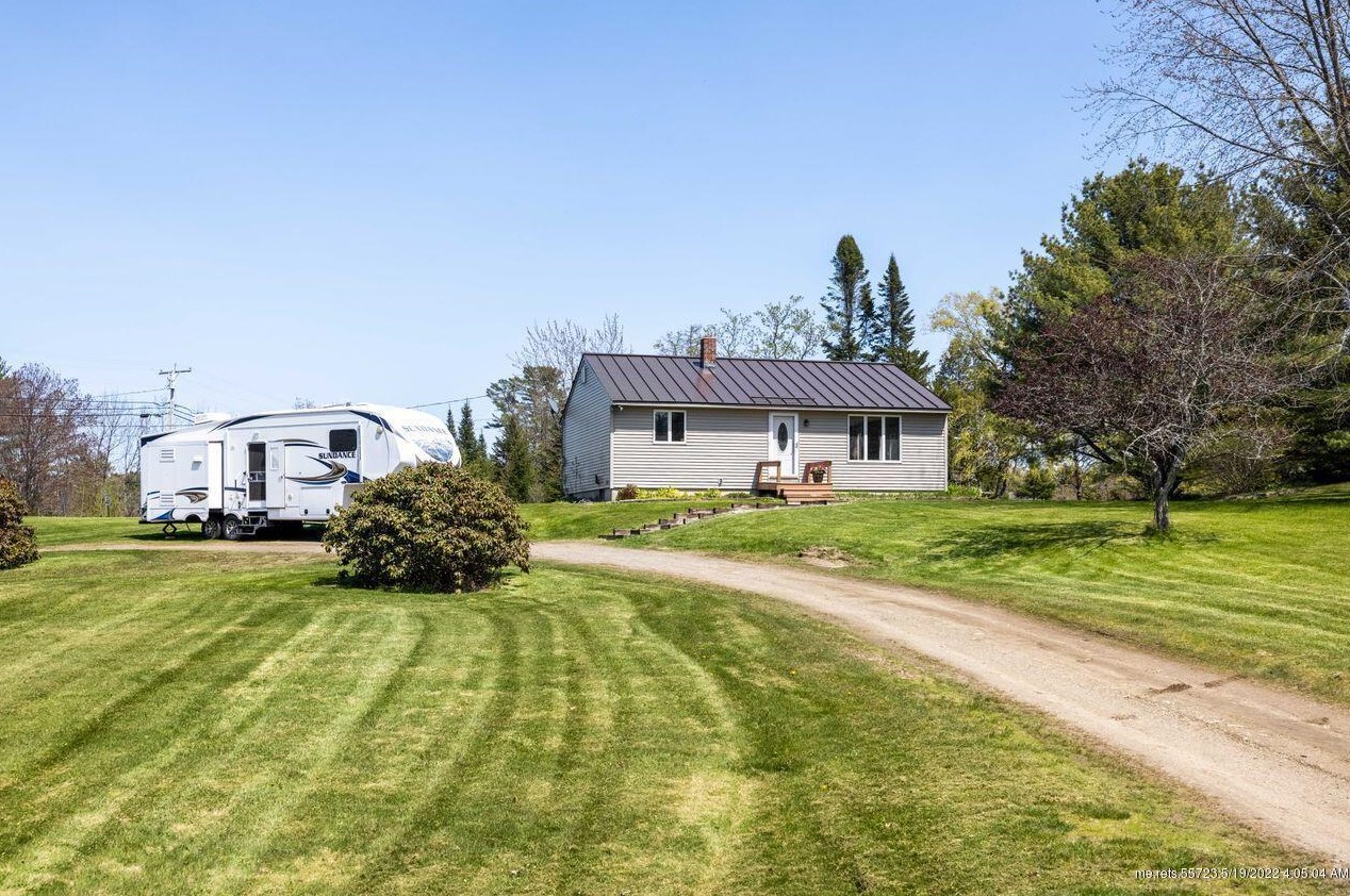 8 Mountain Rd, Wiscasset, ME 04578 exterior