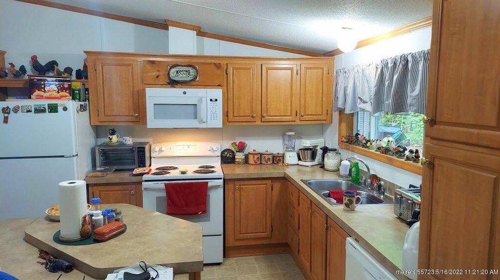 16 Dore Ln, Madison, ME 04950