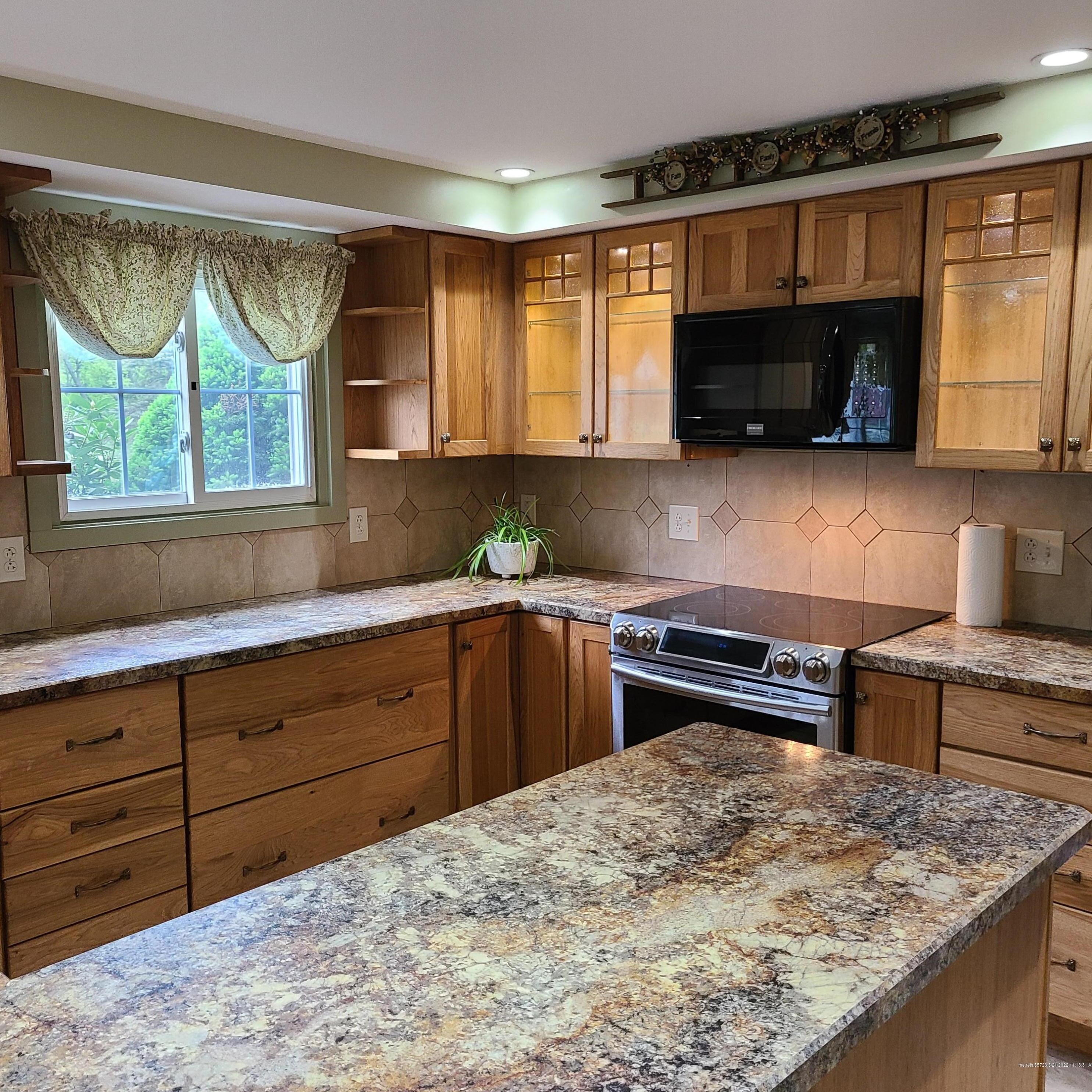 58 Bates St, Auburn ME 04210-6226 exterior