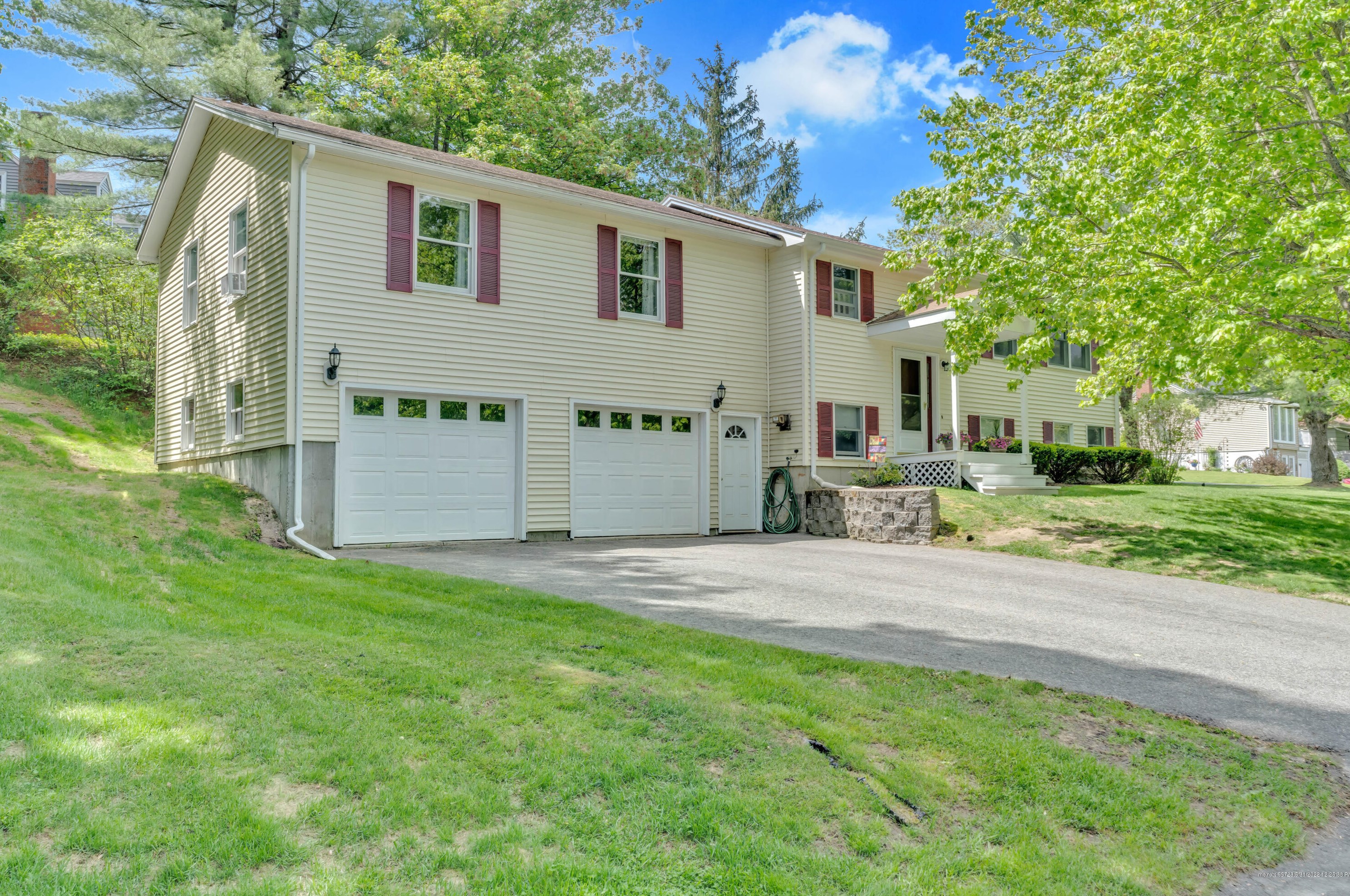 1 Crestwood Dr, Westbrook, ME 04092-4653