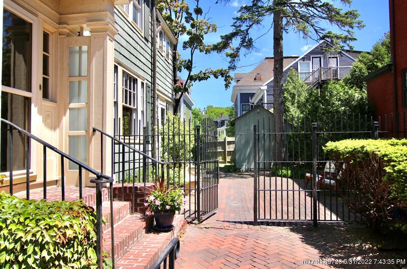 61 Thomas St, Portland ME  04102-3637 exterior